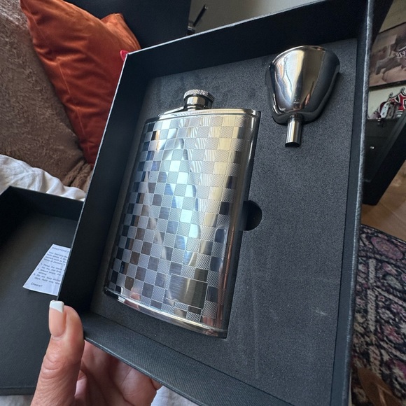 8oz Stainless Steel Flask for liquor with easy pour funnel set .Brand New in Box - Picture 5 of 6